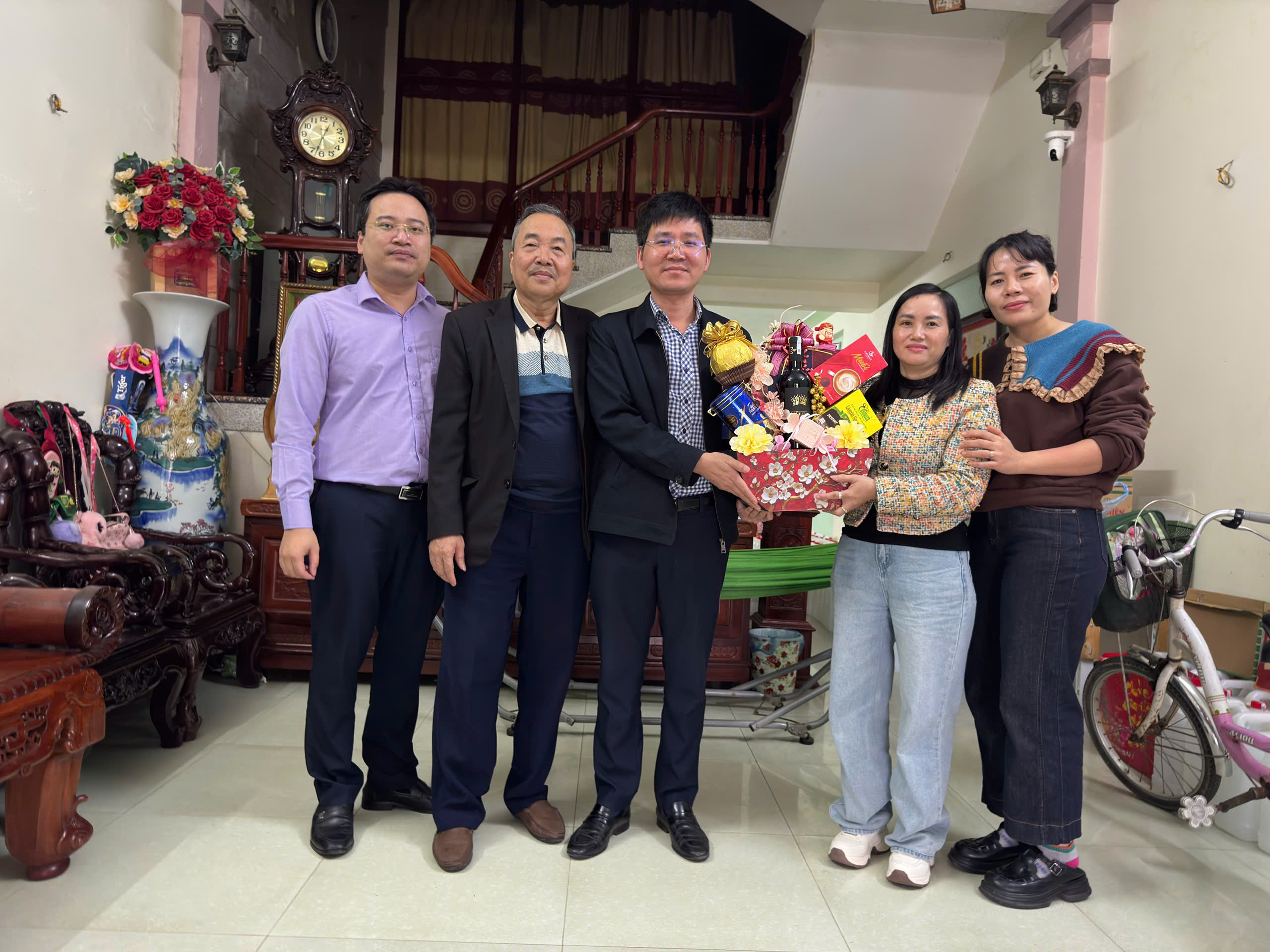 Công đoàn Trung tâm Quản lý nhà và Giám định xây dựng Bắc Ninh tổ chức thăm và chúc tết gia đình nhân viên mới tại đơn vị