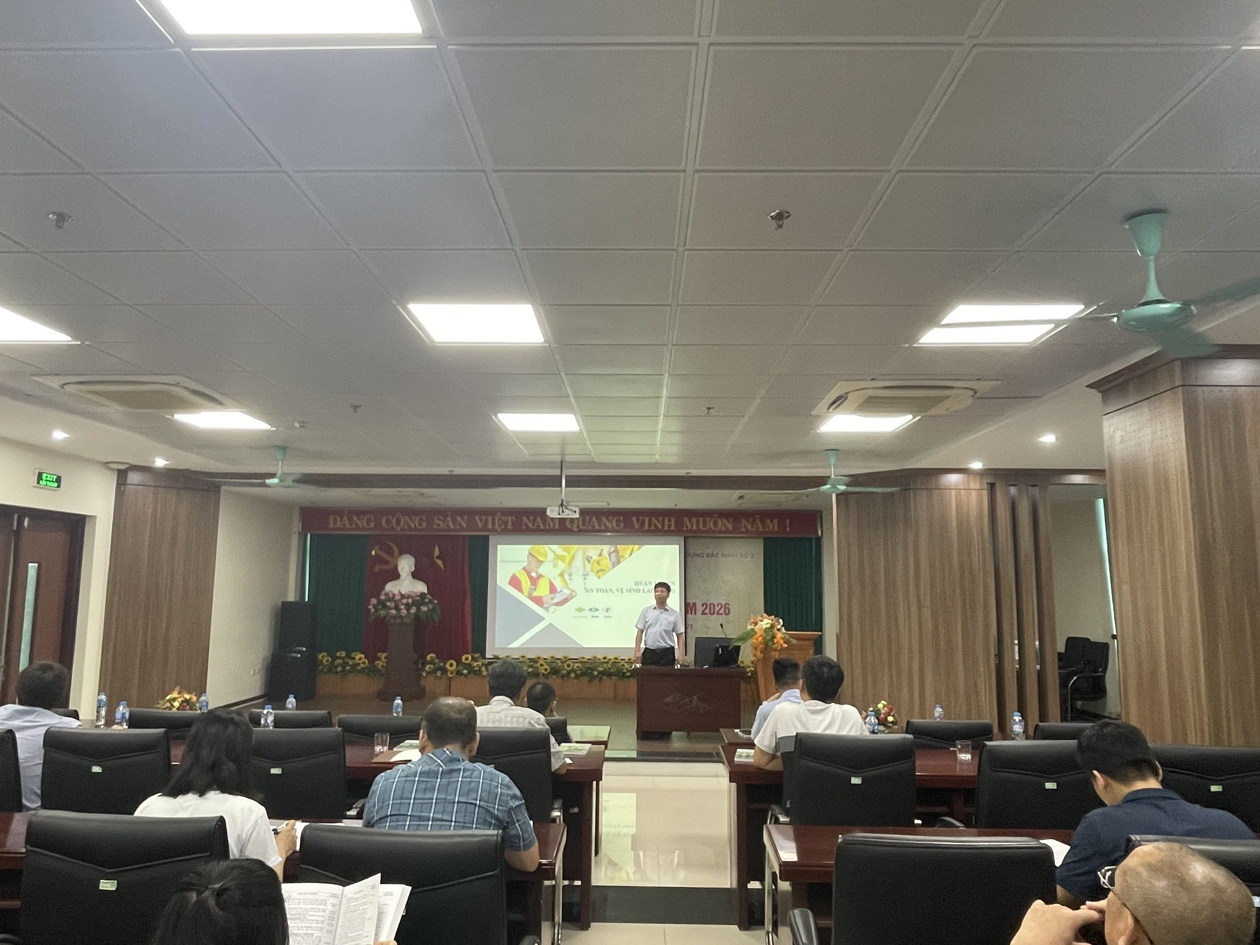 Trung tâm Quản lý nhà và Giám định xây dựng Bắc Ninh tổ chức tập huấn An toàn lao động, vệ sinh môi trường và PCCN
